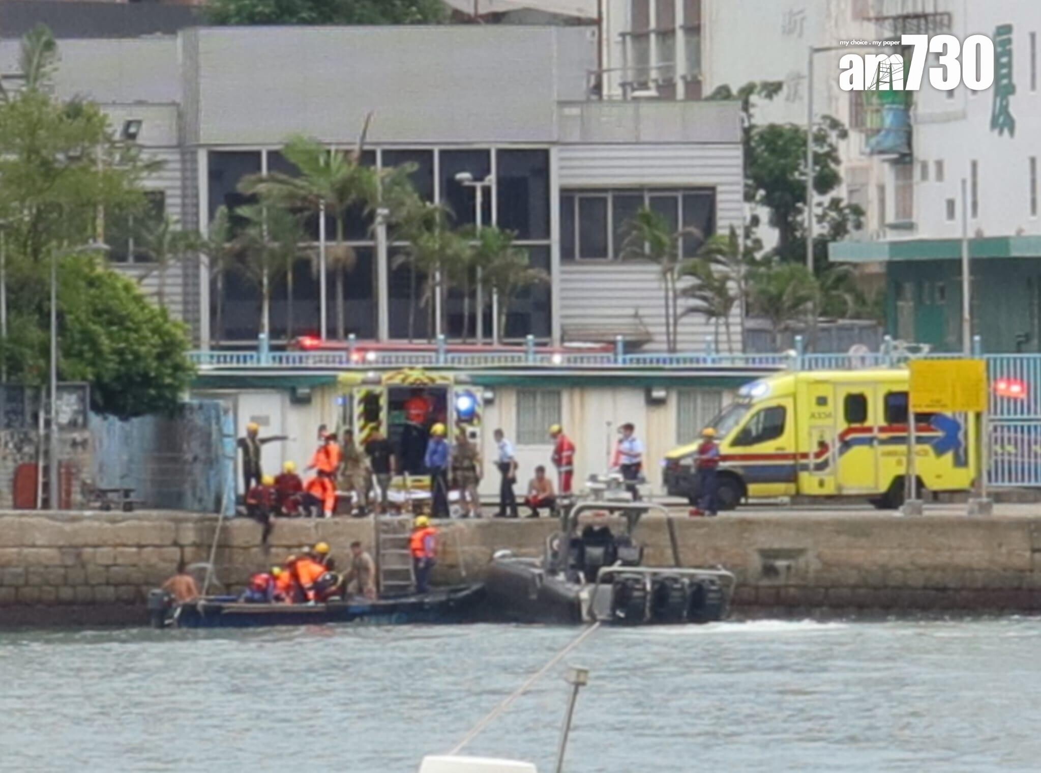 柴灣嘉業街有一家四口觀浪,其中3人墮海後被救起。(鍾式明攝)